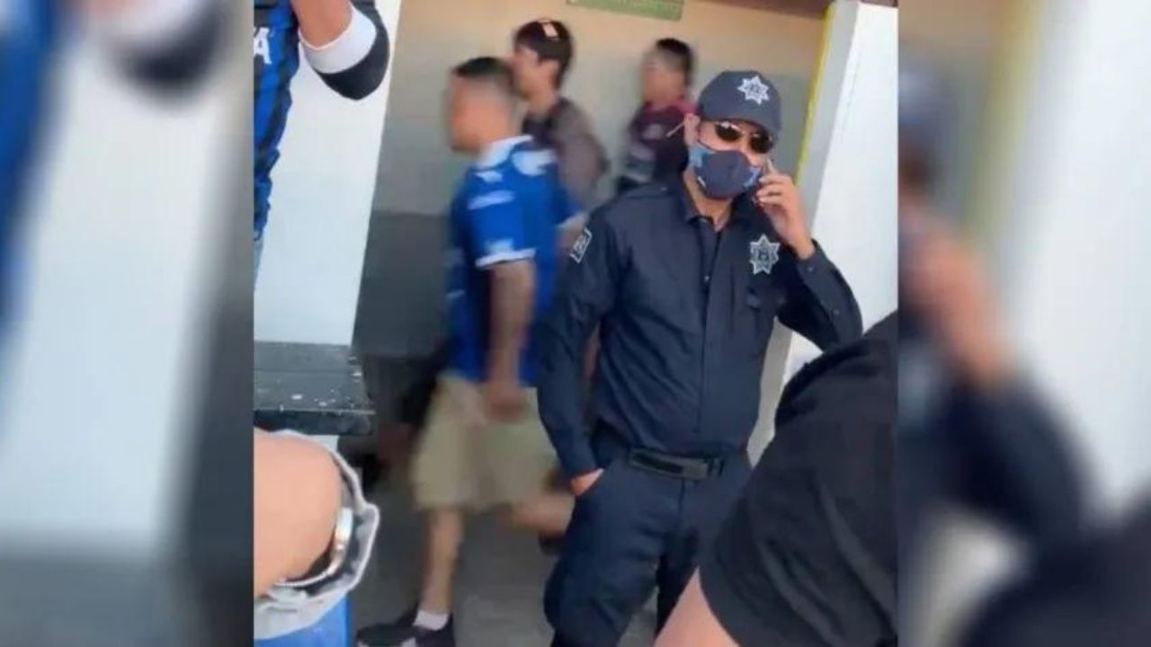 Vídeo: Policía ignora la riña en el estadio mexicano y habla por teléfono