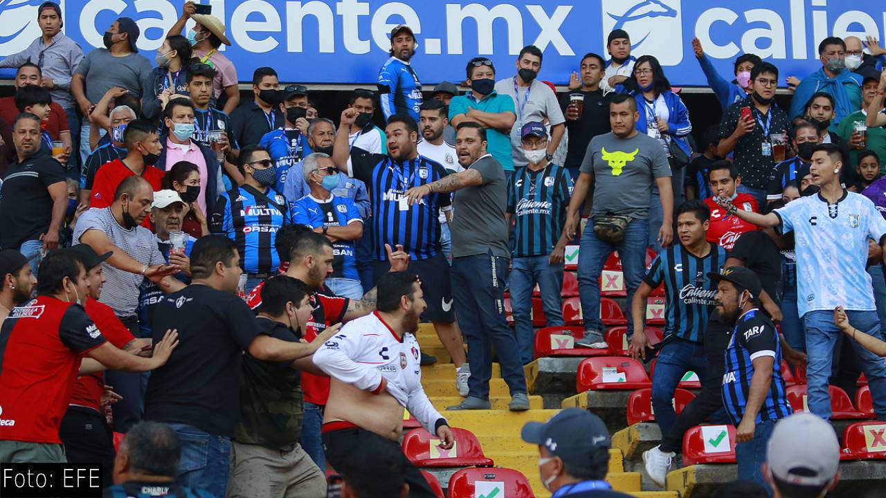 Mexicana entrega a su hijo a la Policía tras verlo en redes en riña de hinchas del Querétaro y Atlas