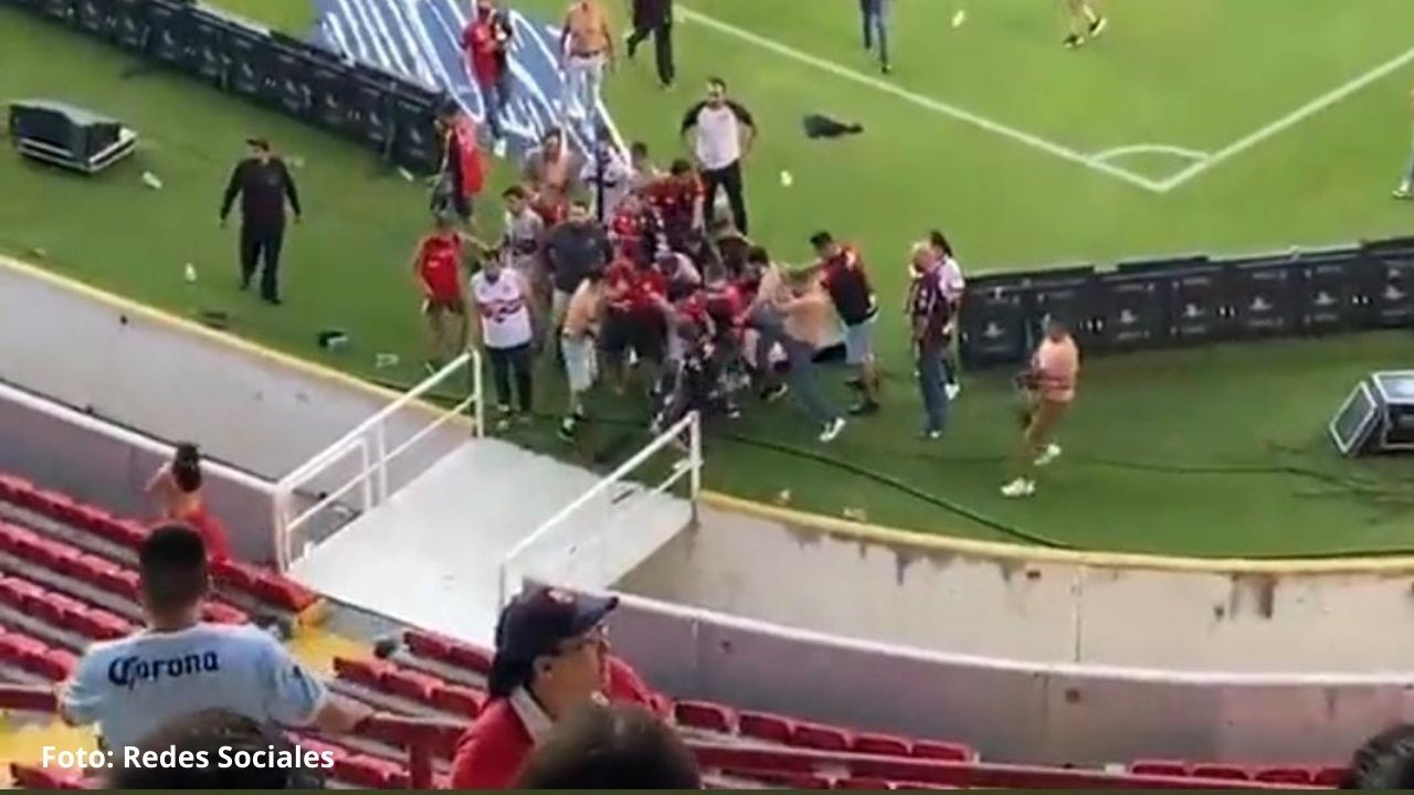 Más de 22 heridos es el saldo de pelea entre aficionados de Querétaro-Atlas en estadio mexicano