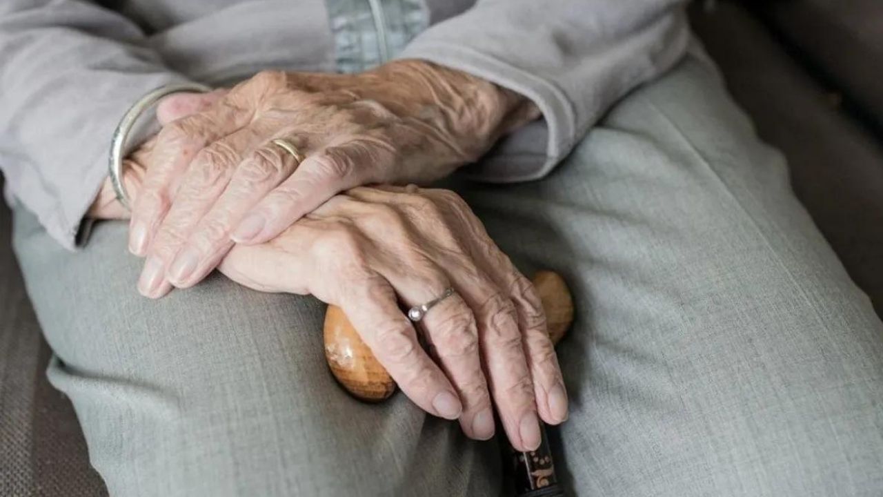 Una anciana es hallada muerta en un congelador de su casa; su hija no sabía que allí estaba