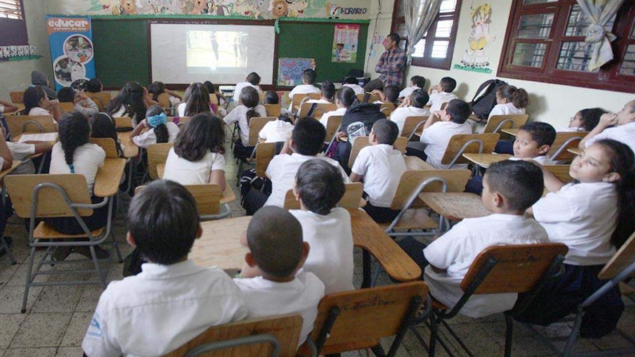 Centros educativos privados retornarán a clases presenciales después de mayo