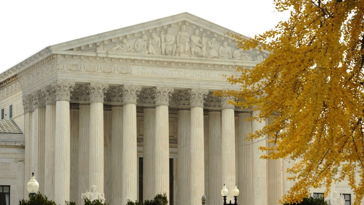 Muere hombre que se prendió fuego delante de la Corte Suprema de Estados Unidos