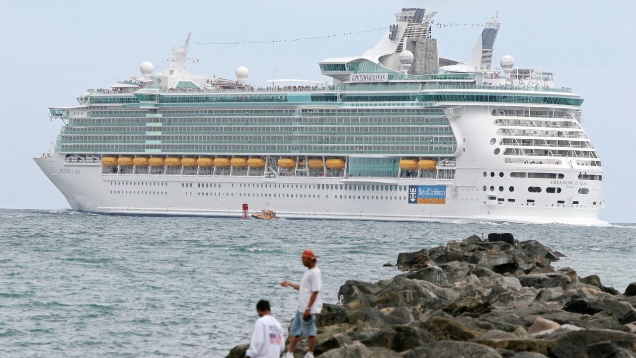 Un hombre desaparece tras saltar desde un crucero cerca de Florida