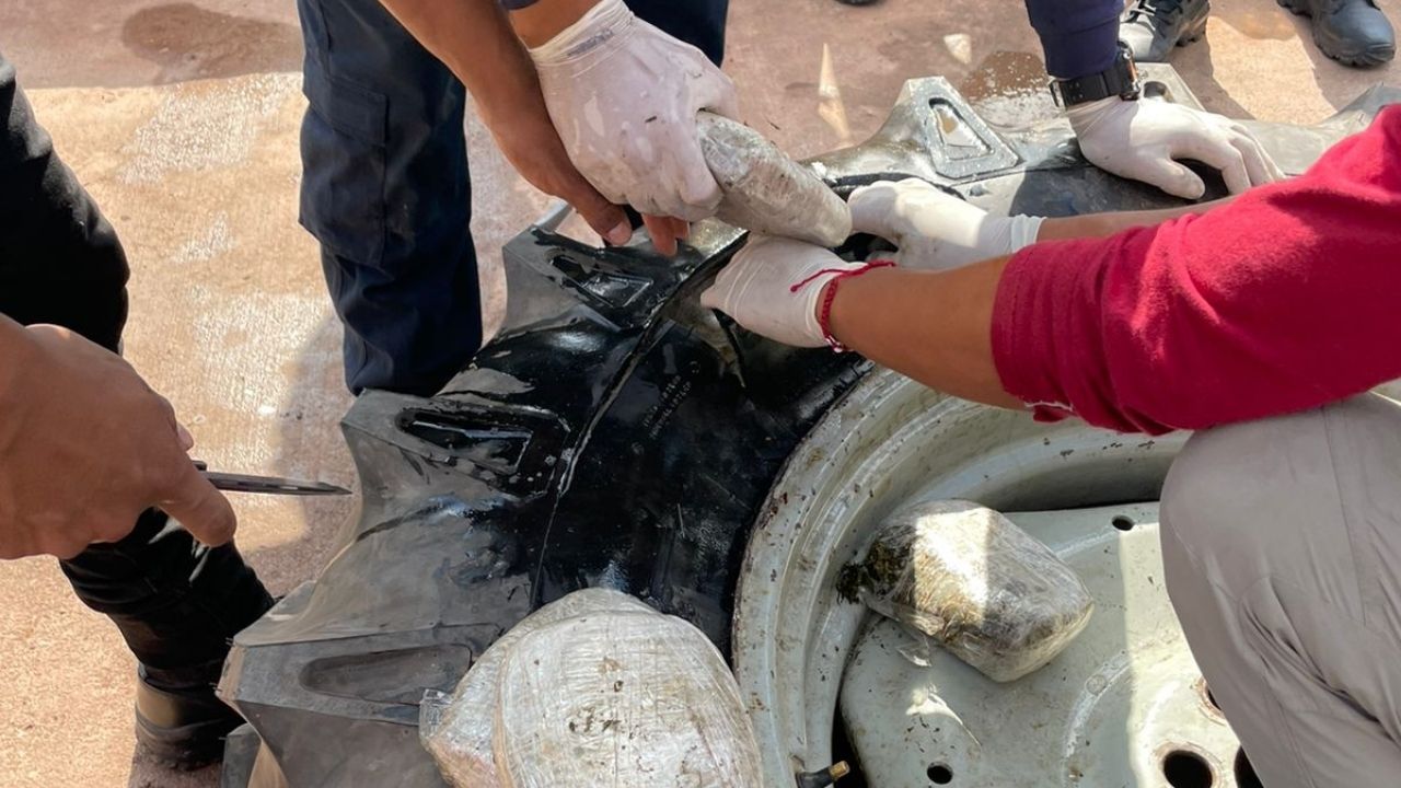 Detienen a dos hondureños que llevaban 952 paquetes de droga en las llantas de un tractor