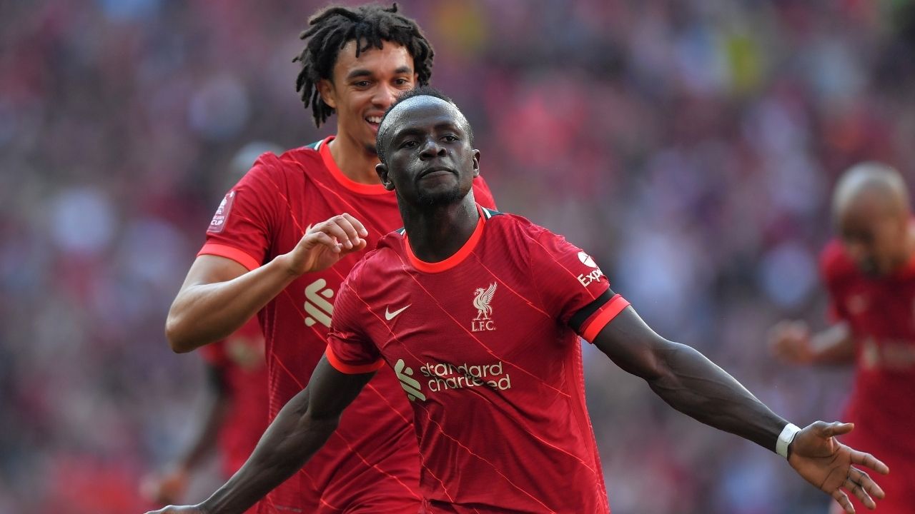 El Liverpool zarandea al Manchester City y deja vivo el histórico póker