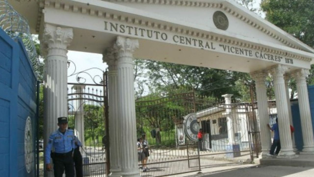 ¡Insólito! Solo dos alumnos se presentaron al Central Vicente Cáceres en el regreso a clases presenciales