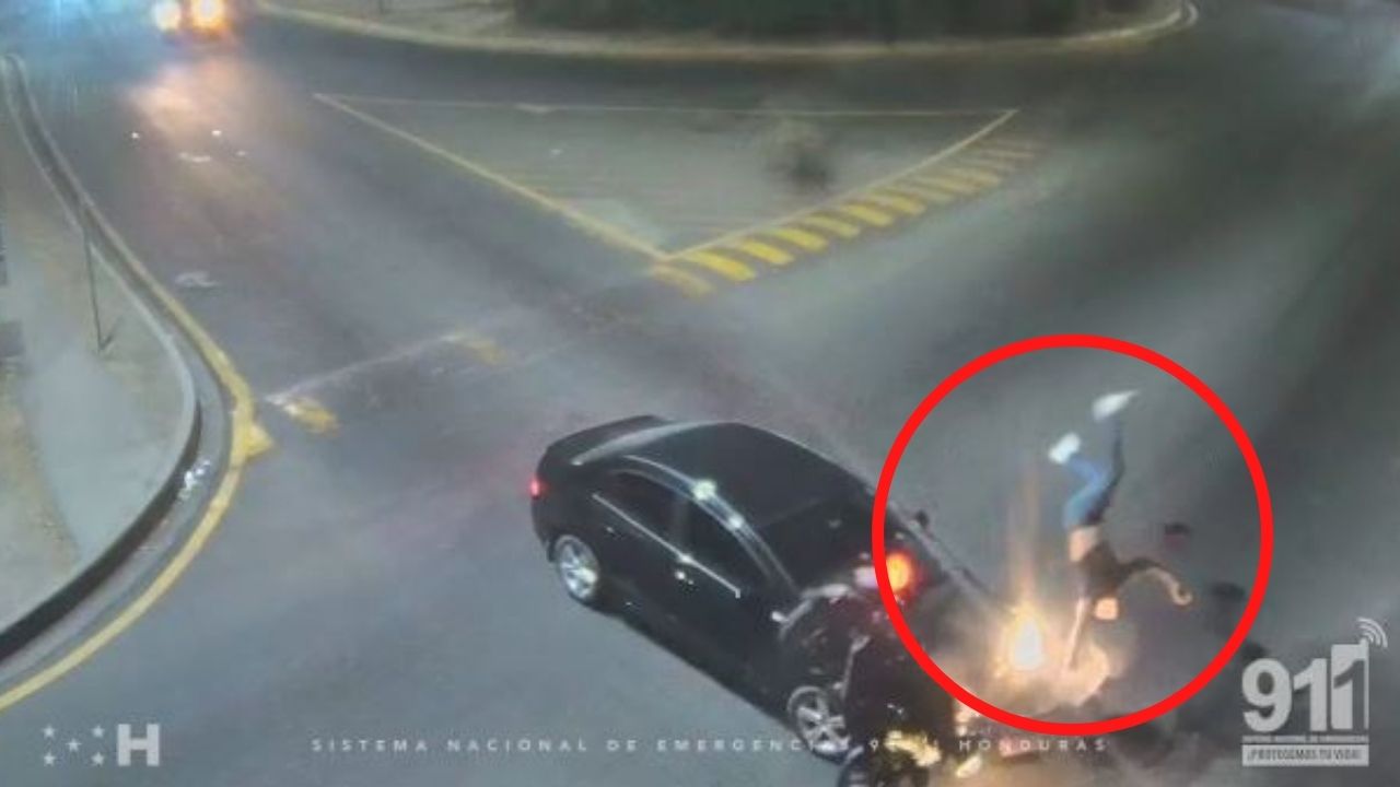 Captan brutal accidente en Tegucigalpa: motociclista sale volando por el impacto