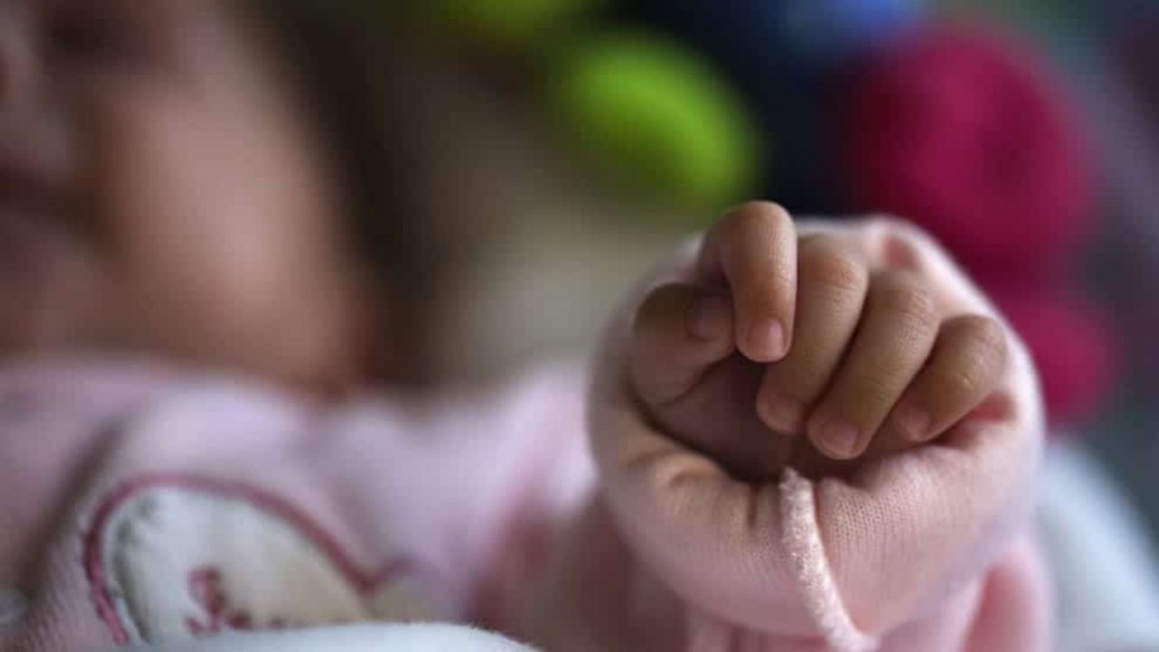 Rescatan a bebé que estaba abandonada en una caja; presentaba signos de deshidratación