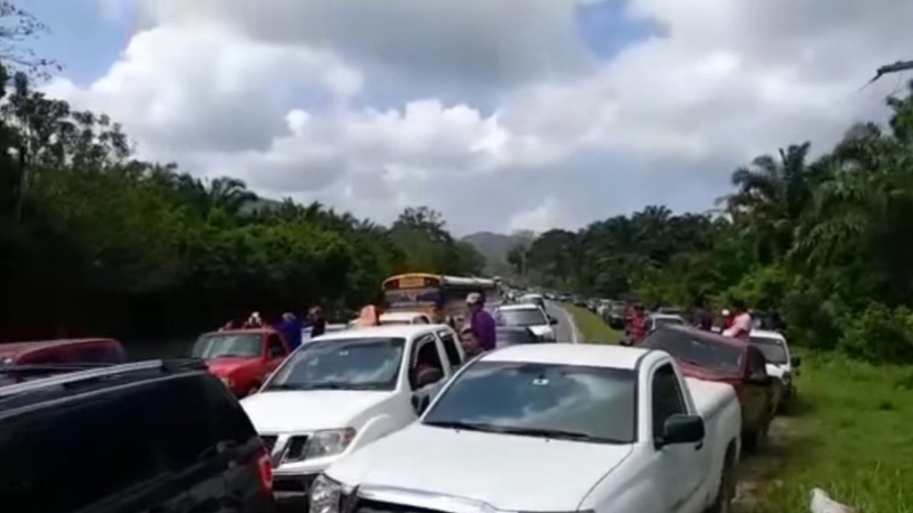 VIDEO: "A tope" carretera a Tela por vacacionistas que buscan disfrutar últimos días de Semana Santa