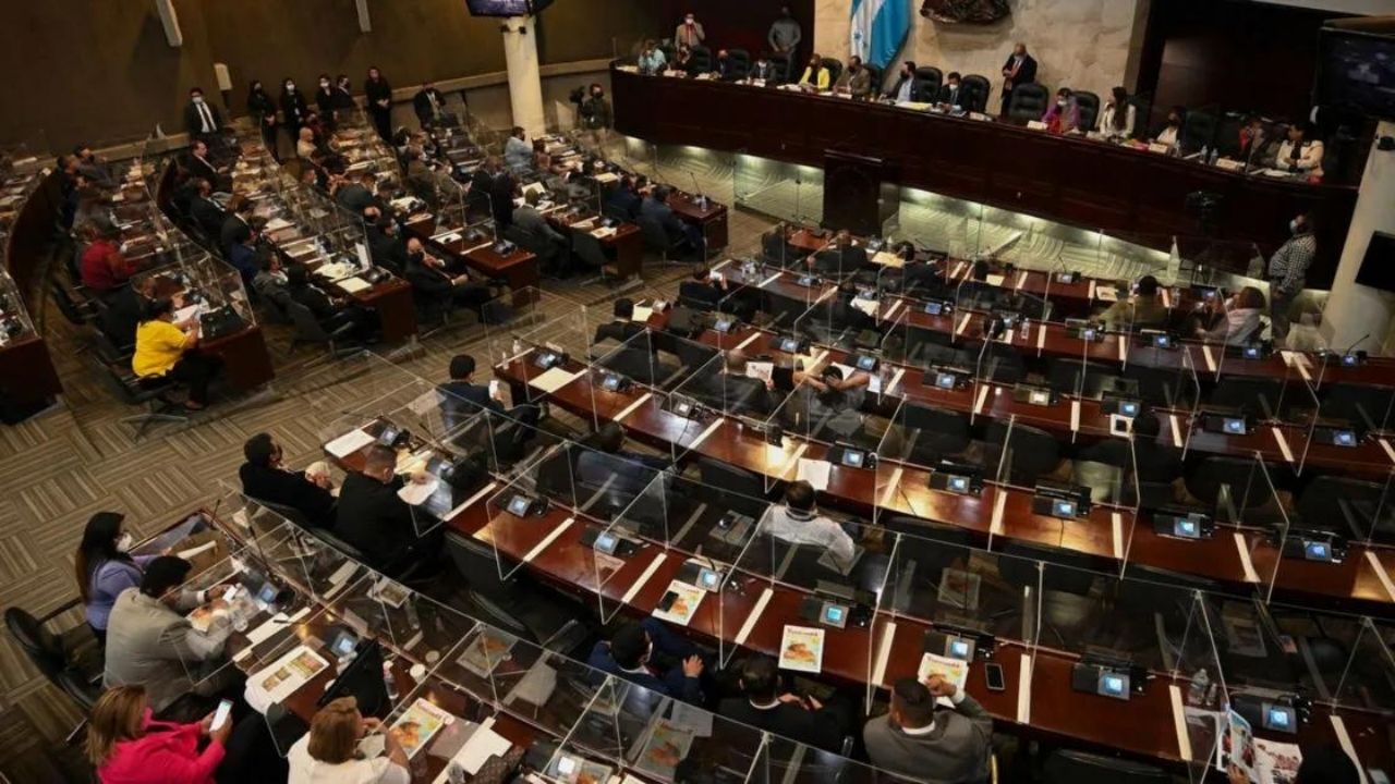 Diputados y funcionarios del Ejecutivo se resisten a dejar fondos y ofensivos salarios