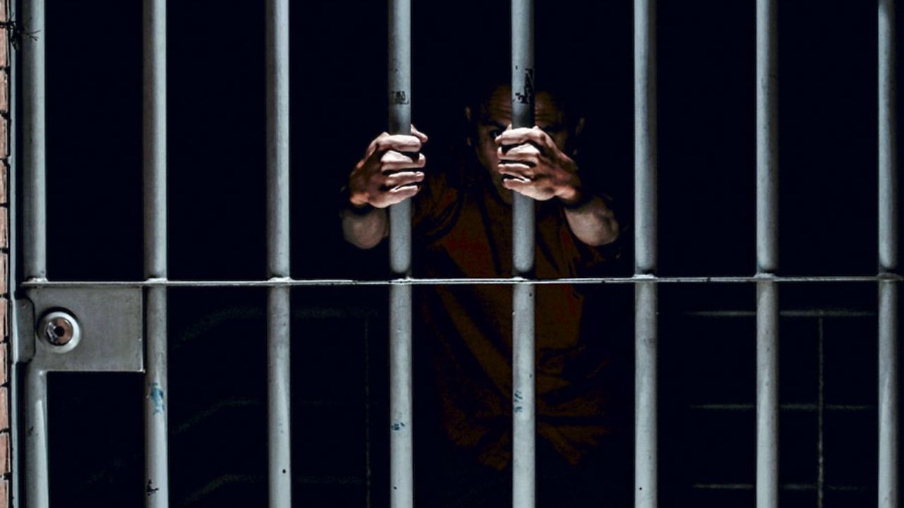 Hombre inocente acusado de asesinato salió libre después de 32 años