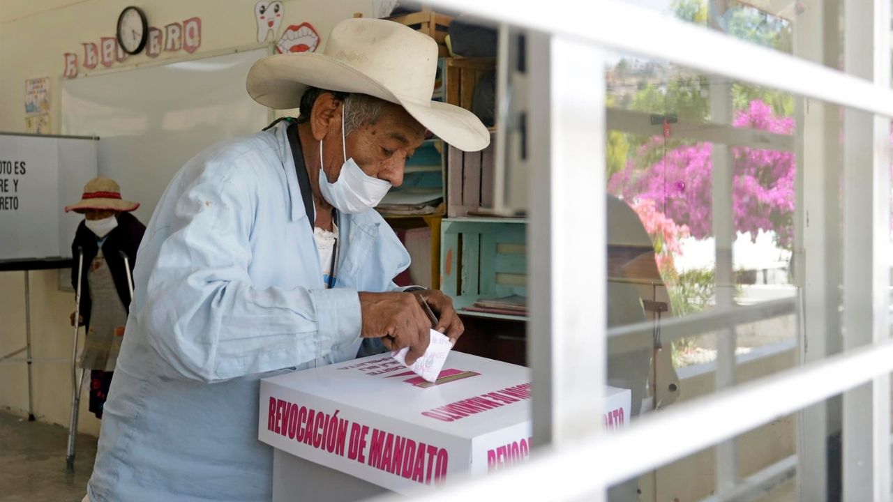 La consulta revocatoria en México avanza en calma y con dudas de participación