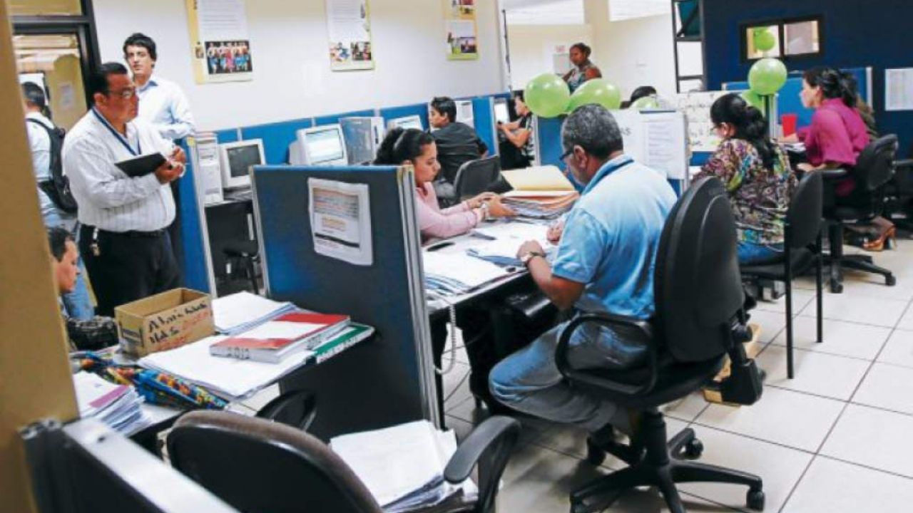 Unos 70 de cada 100 lempiras de impuestos percibidos se van en pago de sueldos a burócratas en Honduras