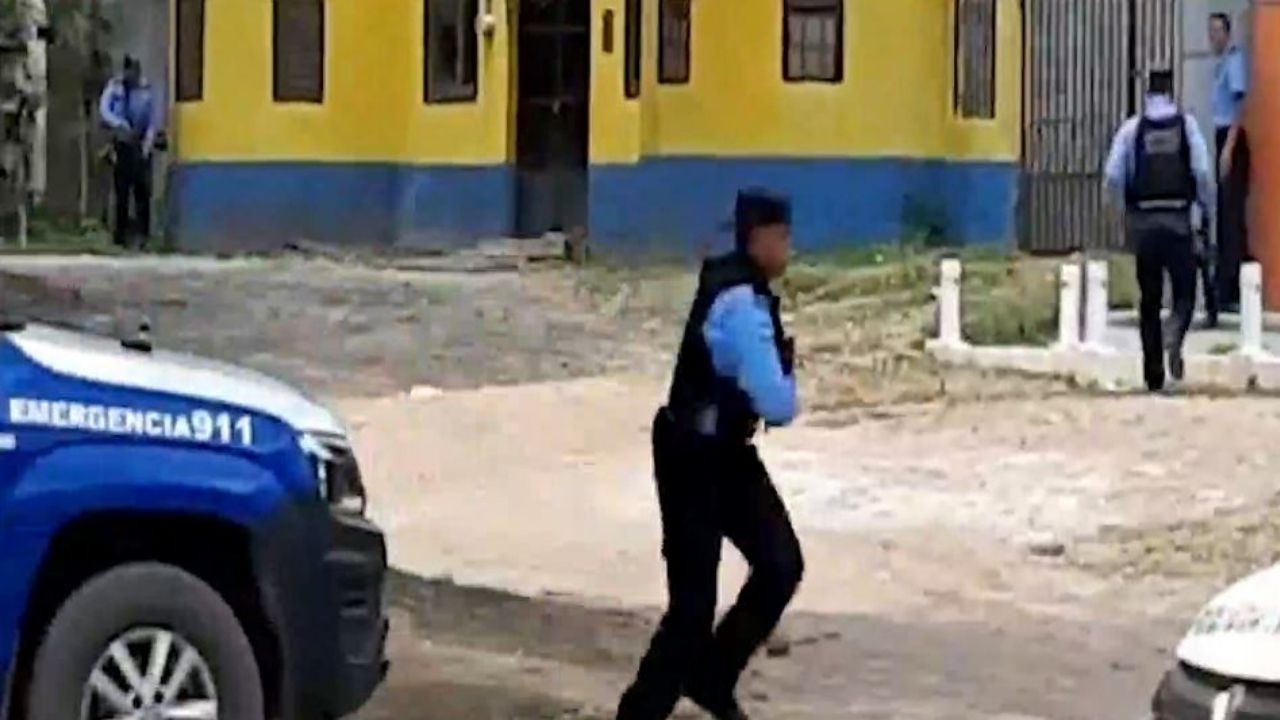 Captan enfrentamiento entre policías y supuestos pandilleros en una posta en Comayagua
