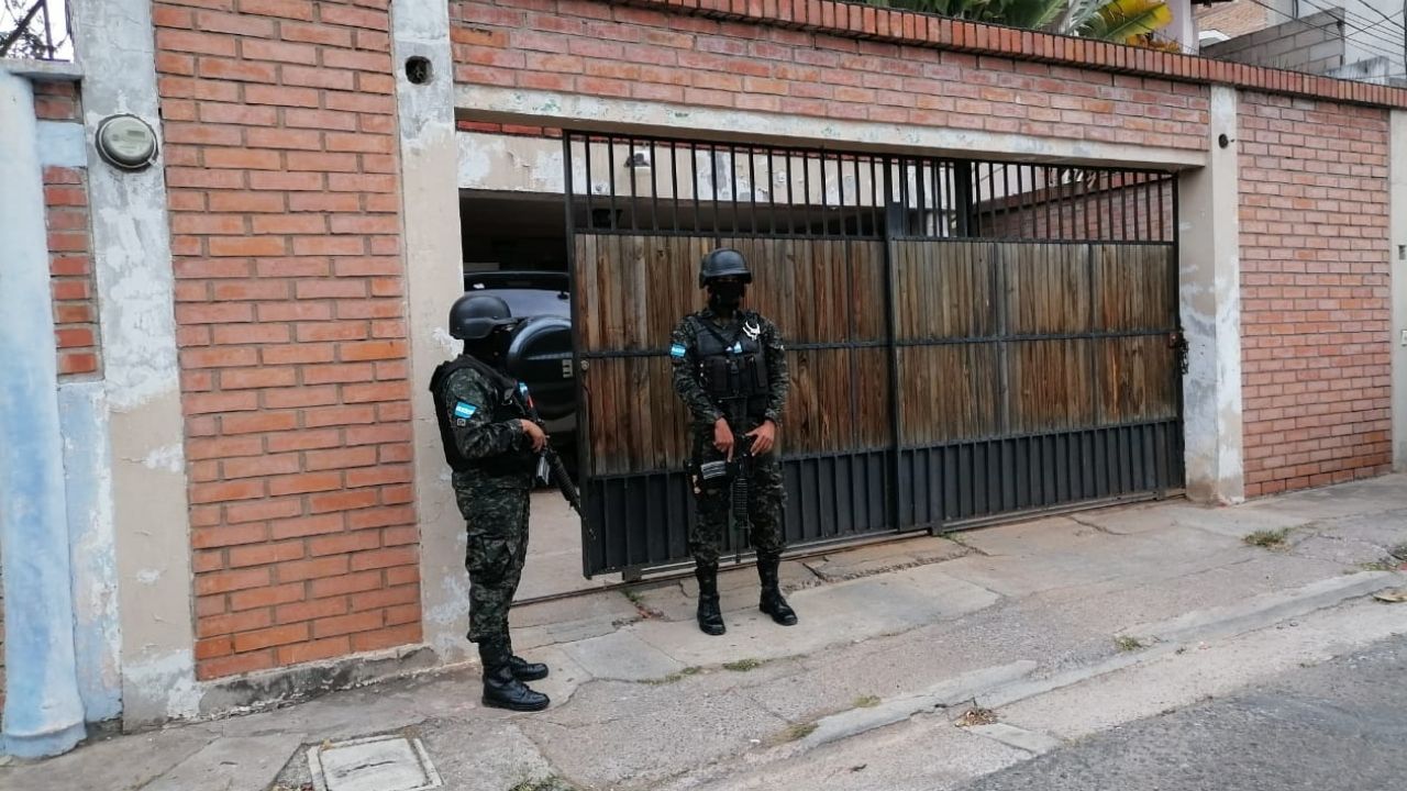 'No soy pícaro', dice ex alto funcionario de la Policía durante allanamiento a sus propiedades