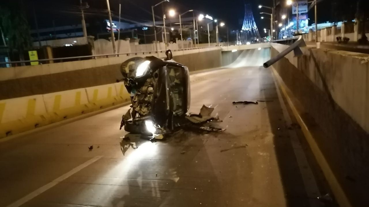 Hondureño se salva de milagro tras impactar con su carro en barandilla y cae abajo de túnel