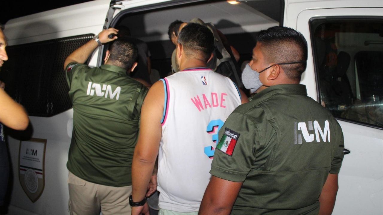 Caravana migrante termina al entregarse a autoridades en frontera sur de México