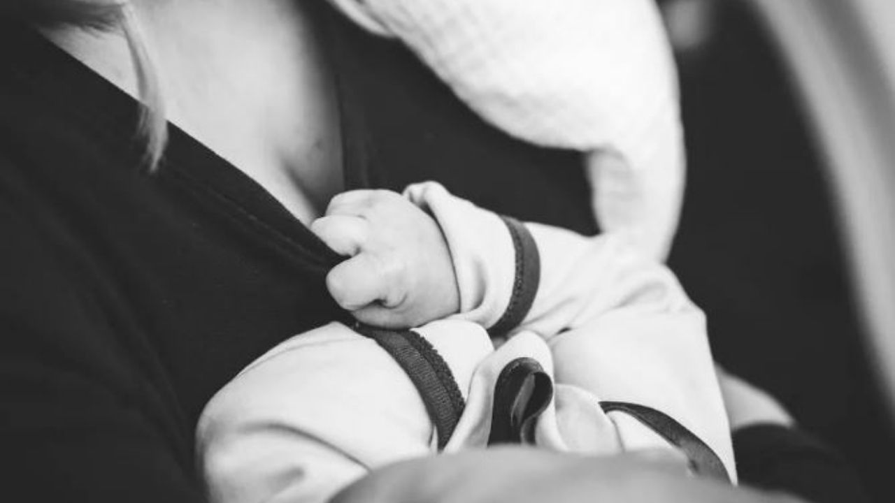 Mujer asfixia a su hija mientras la amamantaba, argumenta que se durmió encima de ella