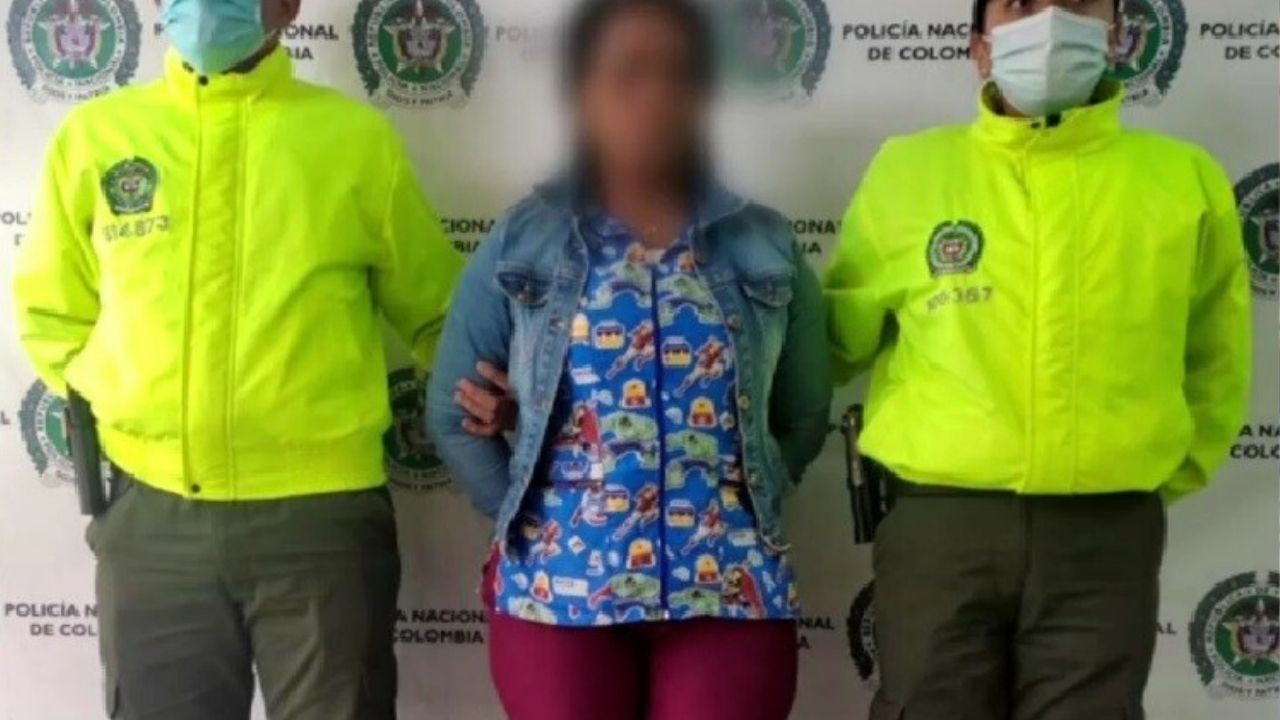 Maestra es acusada de torturar y abusar a niña durante 15 días en baño de kínder