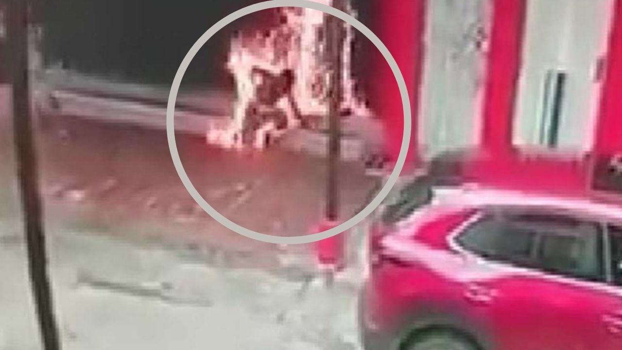 Imágenes fuertes: Mujer le prendió fuego a un indigente que estaba dormido