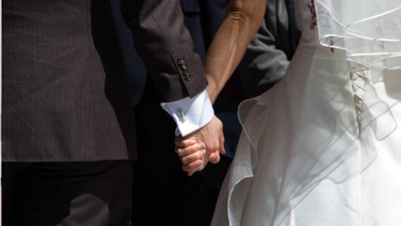 Novios se vuelven virales por sus   insólitos 4 requisitos para asistir a su boda