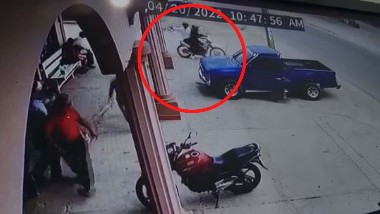 Video capta a sicarios a bordo de motocicleta atacar a tiros a un grupo de personas en Danlí