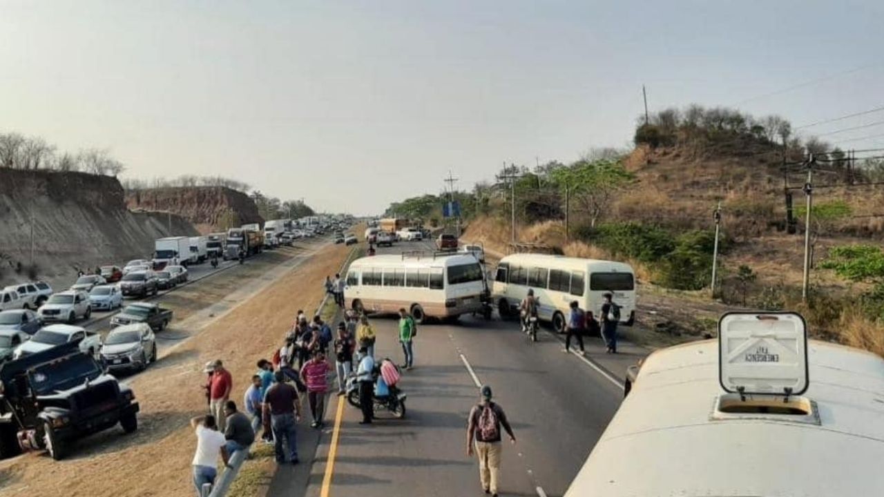 'Somos un sector de diálogo', transportistas inician a despejar carreteras para reunirse con el gobierno