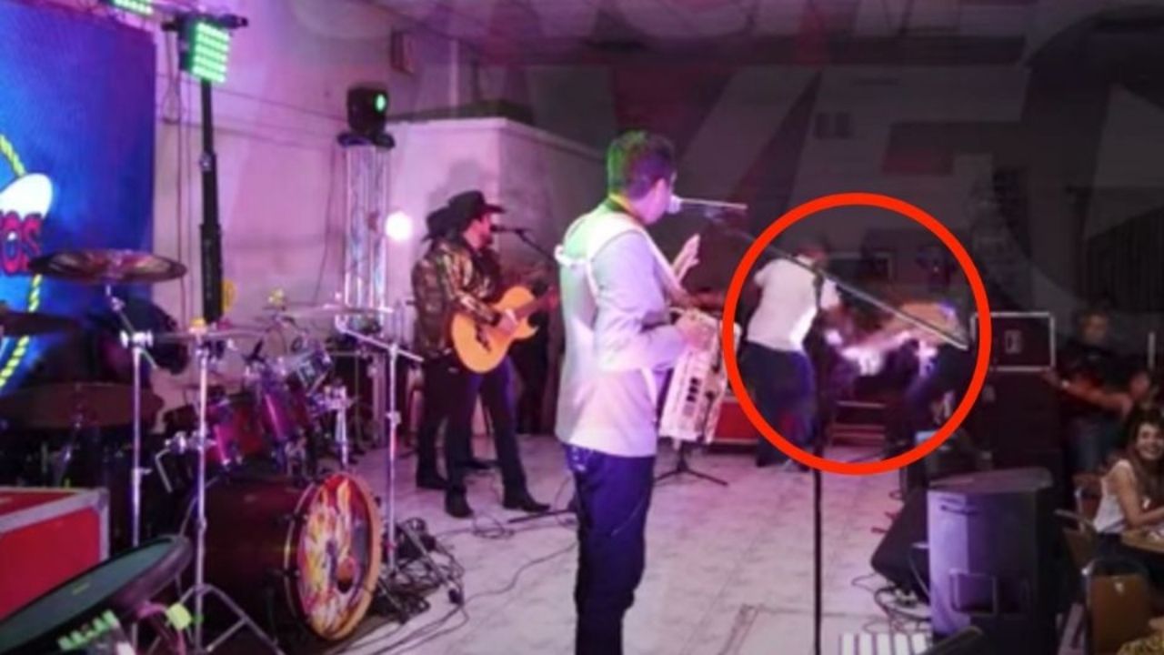 Video: Atacó a su ex a cuchilladas en concierto por recibir flor de cantante