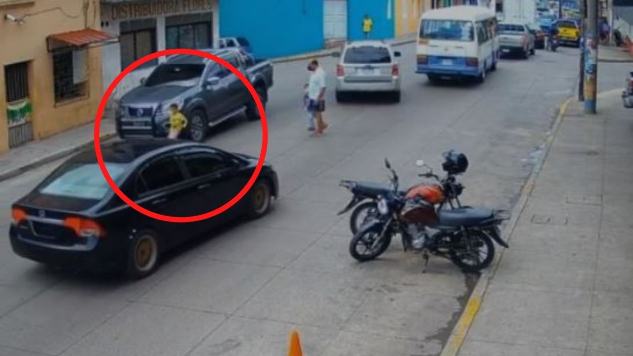Vídeo capta a niño hondureño  soltar la mano de su pariente en plena calle; casi lo levanta un carro