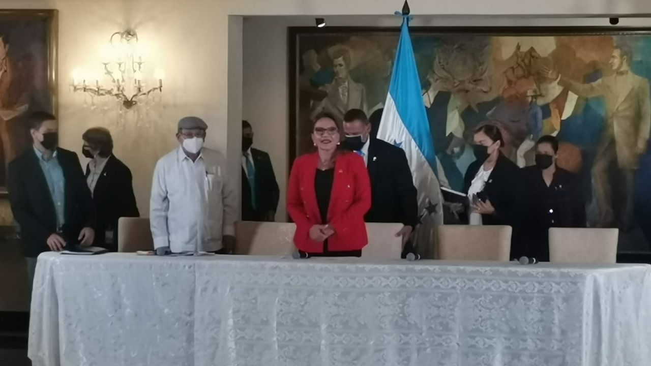 'Este es un día histórico': Xiomara Castro tras sancionar decreto que deroga Ley Orgánica de las ZEDE