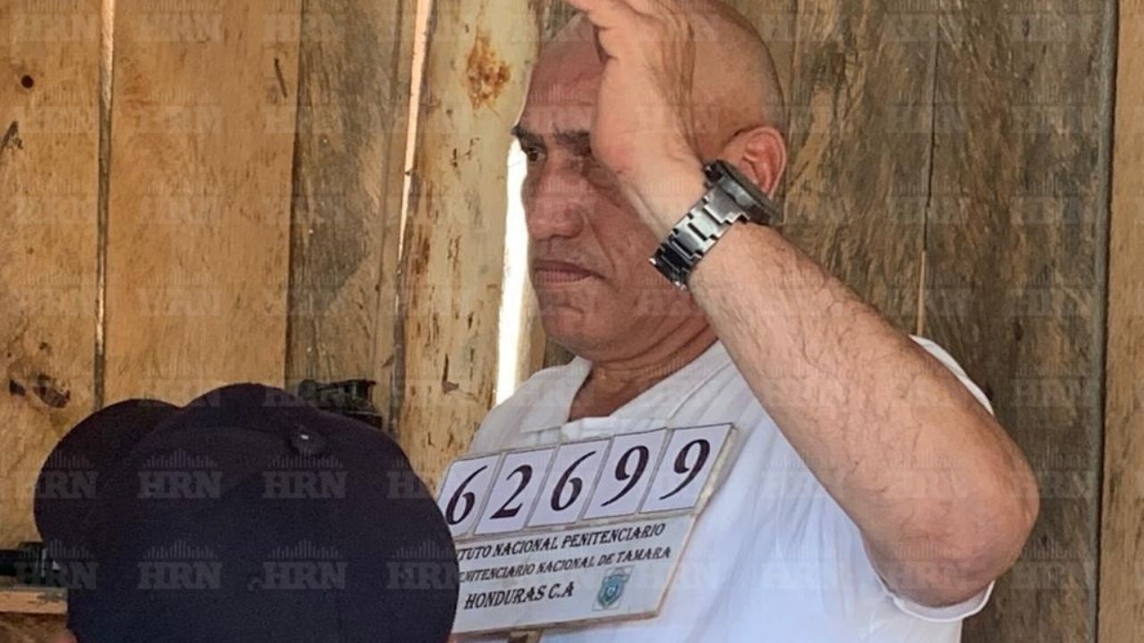 Serio, esposado de manos y con la cabeza rapada: Así lució 'El Tigre' Bonilla el día de su extradición a EE. UU.