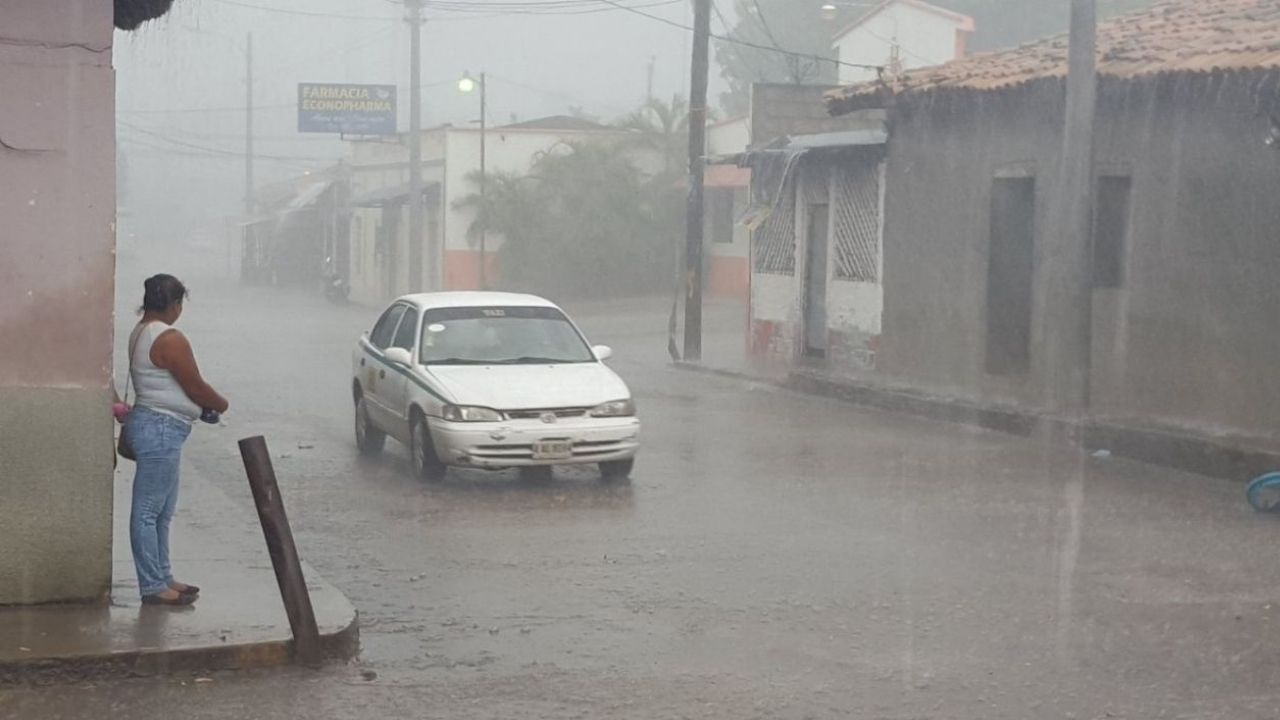 Elevan a alerta amarilla cuatro departamentos de Honduras por onda tropical