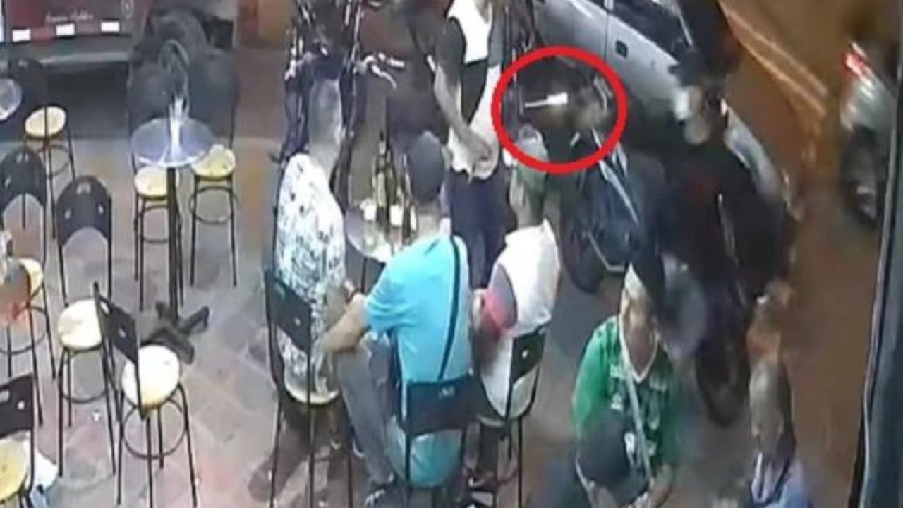 Mira cómo sicario acribilló a un excombatiente de las FARC en una cantina