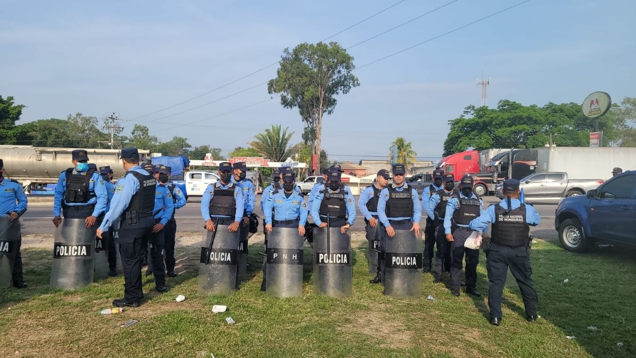 Desalojan a transportistas de carga que mantienen bloqueadas principales carreteras de Honduras
