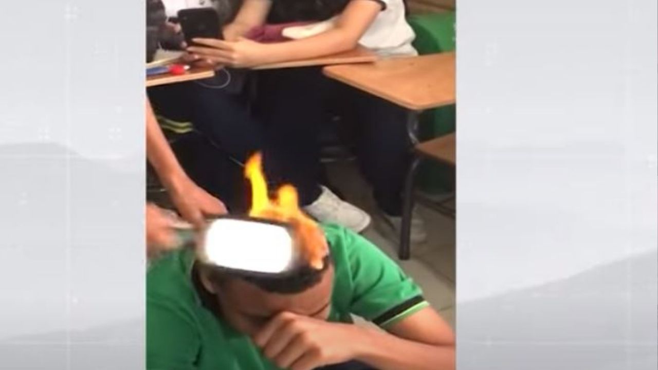 Indignante vídeo: estudiantes queman pelo de compañero como parte de un juego
