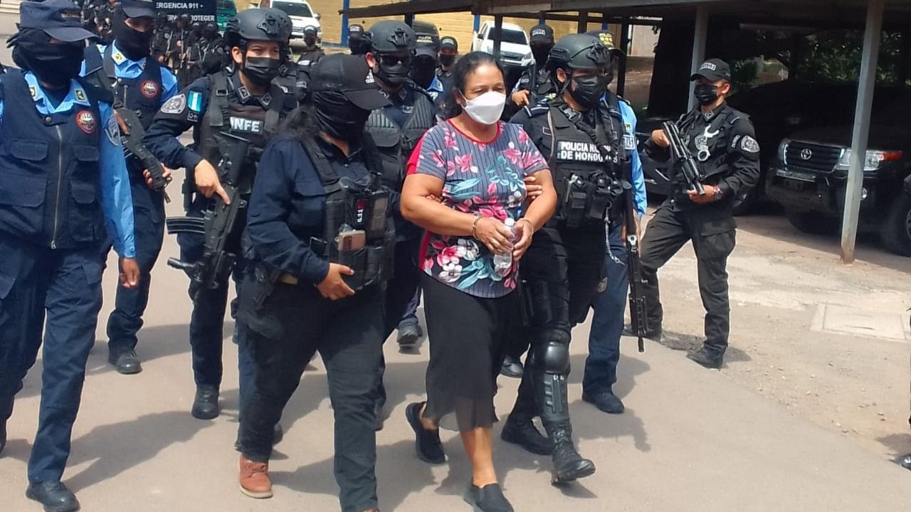Esposada y con un fuerte resguardo policial, así llegó Herlinda Bobadilla a la Dirección de Fuerzas Especiales
