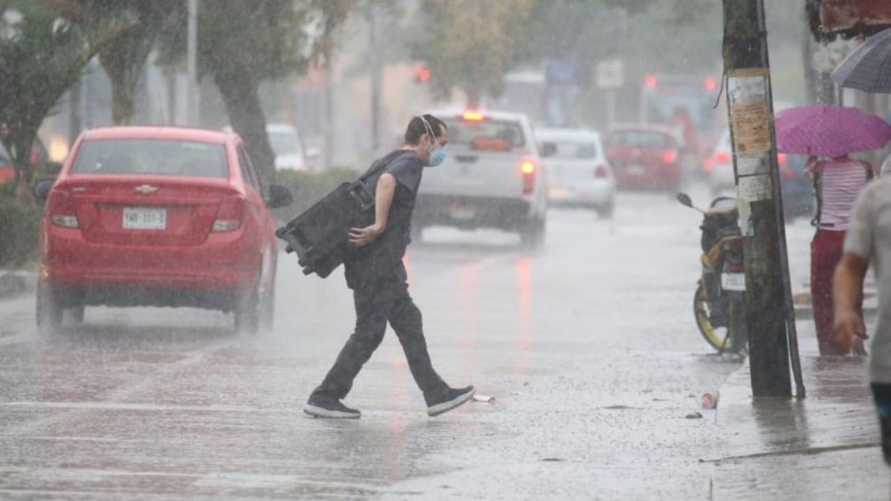 Agatha azota el sur de México con fuertes lluvias a su paso