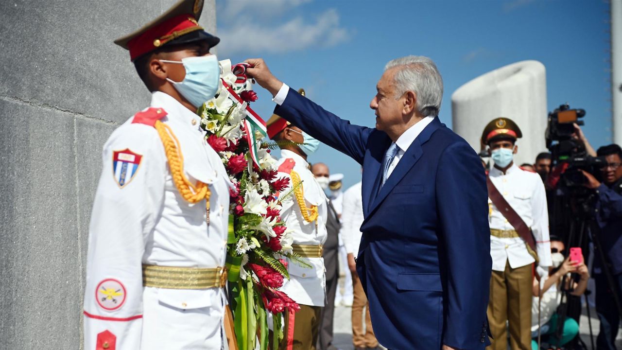 López Obrador deposita una ofrenda a José Martí en su primer acto en Cuba
