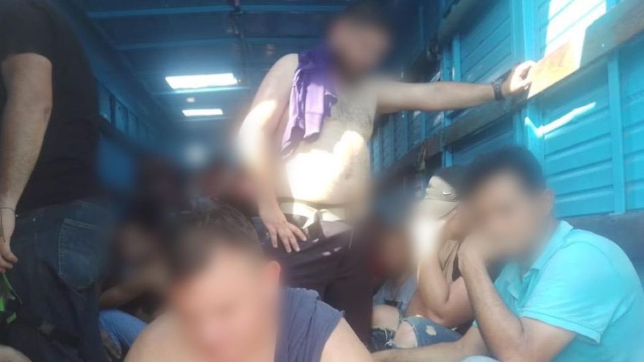 Hallan a 53 migrantes, entre ellos hondureños, hacinados en un vehículo de carga en sureste de México