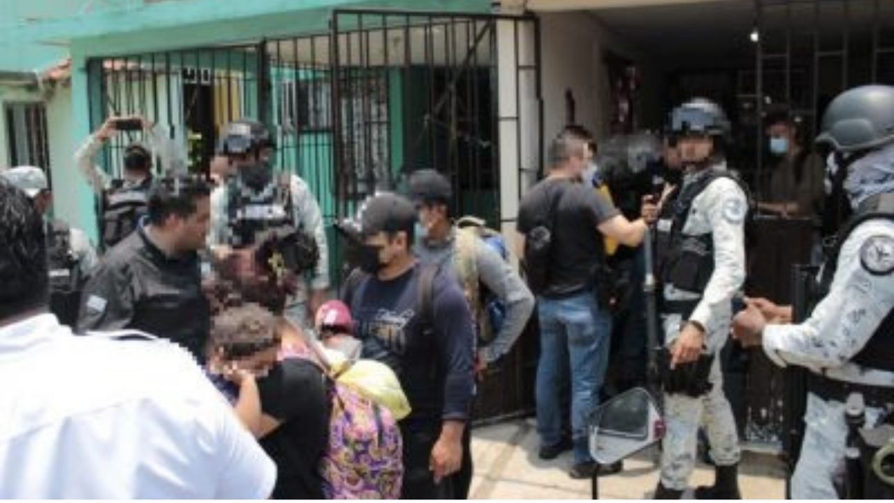 Hallan a 58 migrantes, entre ellos 39 hondureños, hacinados en viviendas en México