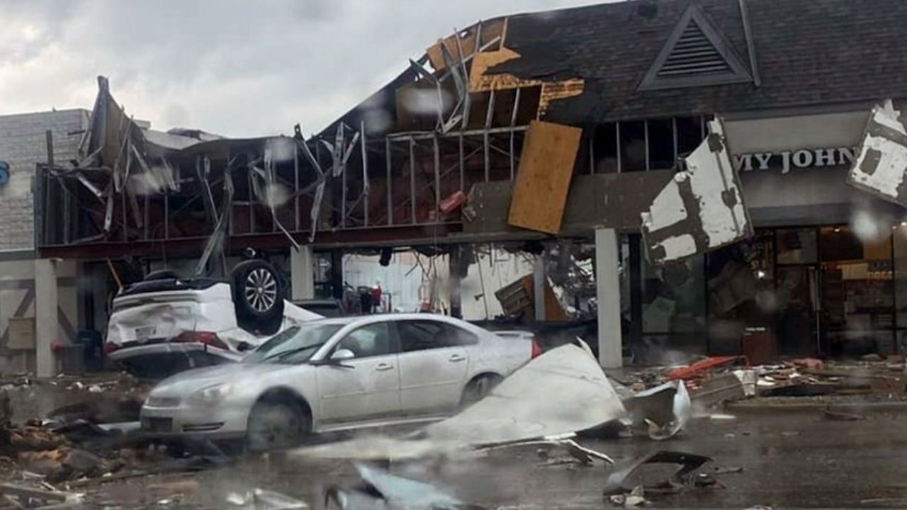 Al menos dos muertos y 40 heridos por potente tornado en Michigan