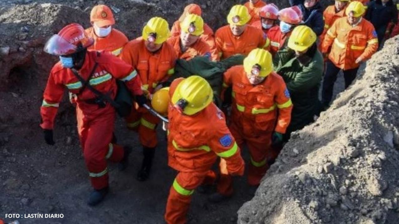 Rescatan a mujer que duró seis días atrapada bajo escombros de edificio derrumbado
