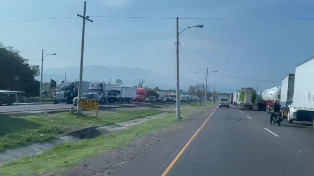 Transportistas de carga pesada mantienen bloqueado el paso en estas zonas de Honduras