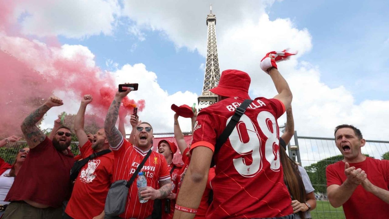 La afición del Madrid y del Liverpool ya calienta en las calles de París