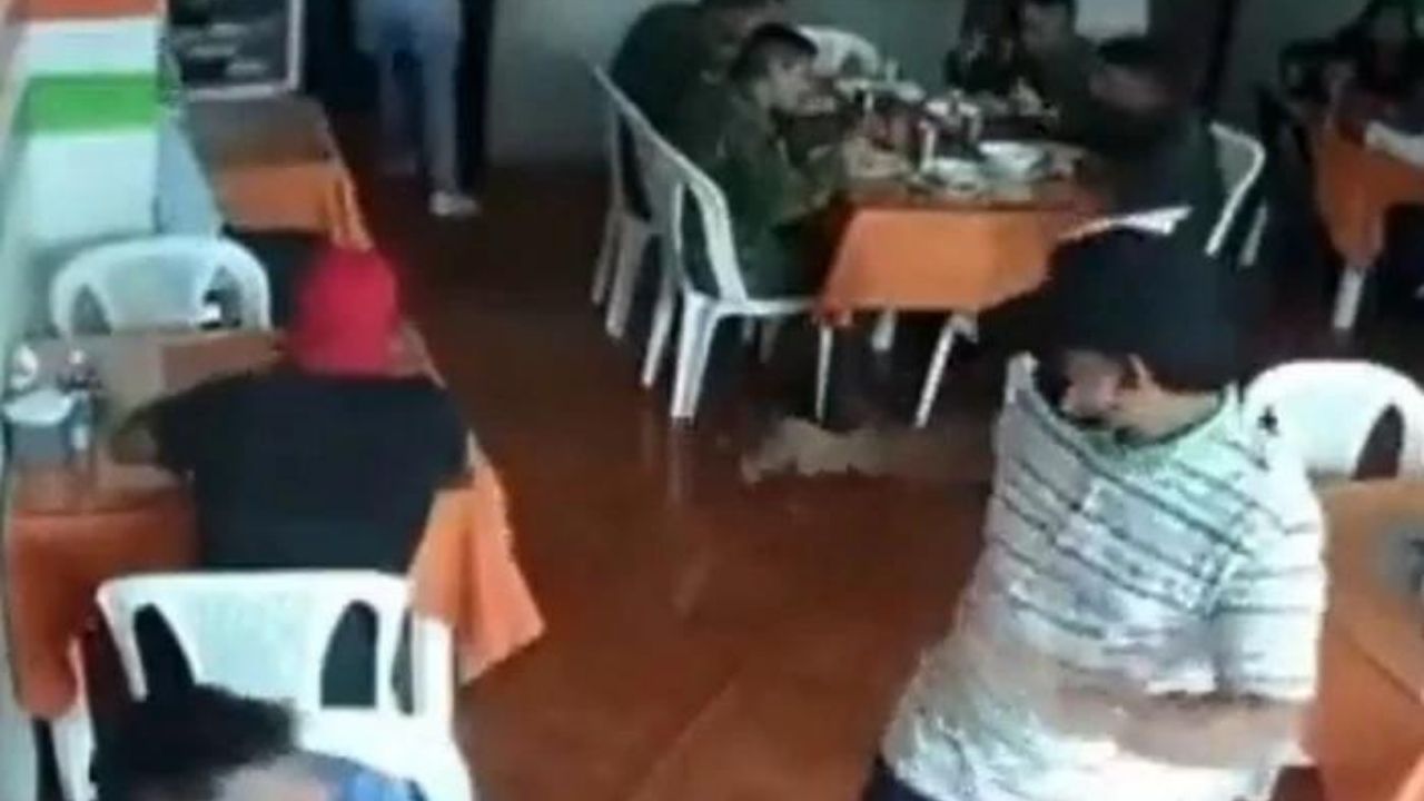 Sicario entró a restaurante y mató a un hombre; no le importó que hubieran militares