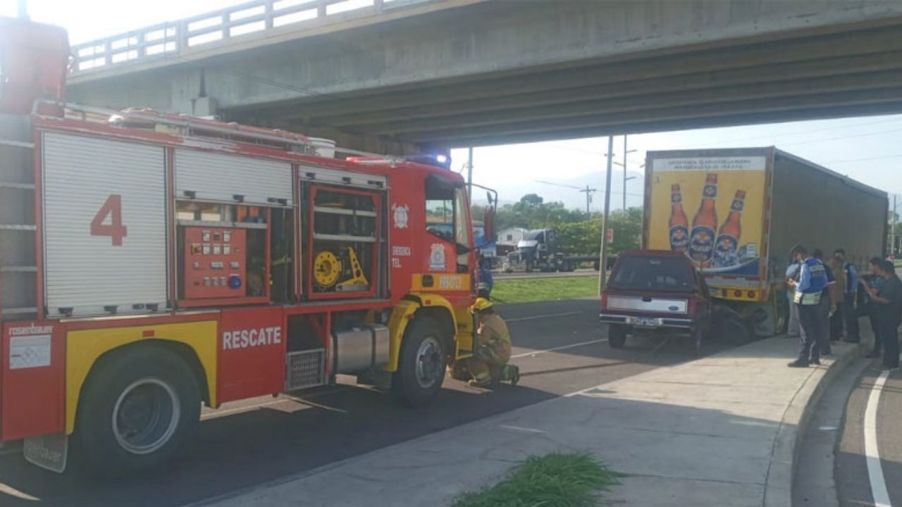 Conductor y copiloto mueren tras impactar su vehículo contra rastra en Comayagua