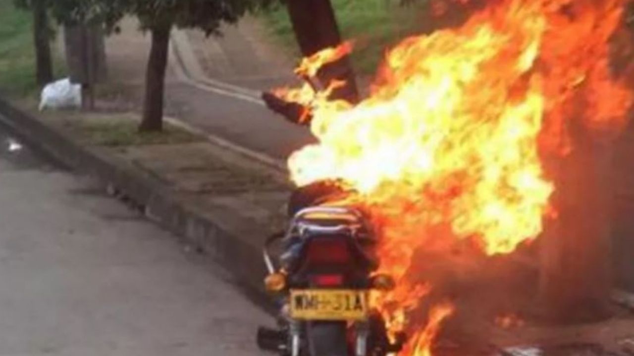 Prefirió quemar su moto en lugar de pagar una multa, aquí el video
