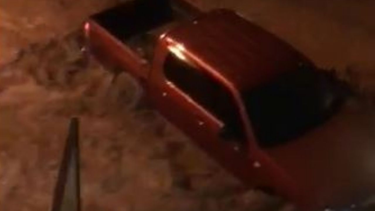 Impactante video de vehículo arrastrado por corriente de agua en el Distrito Central