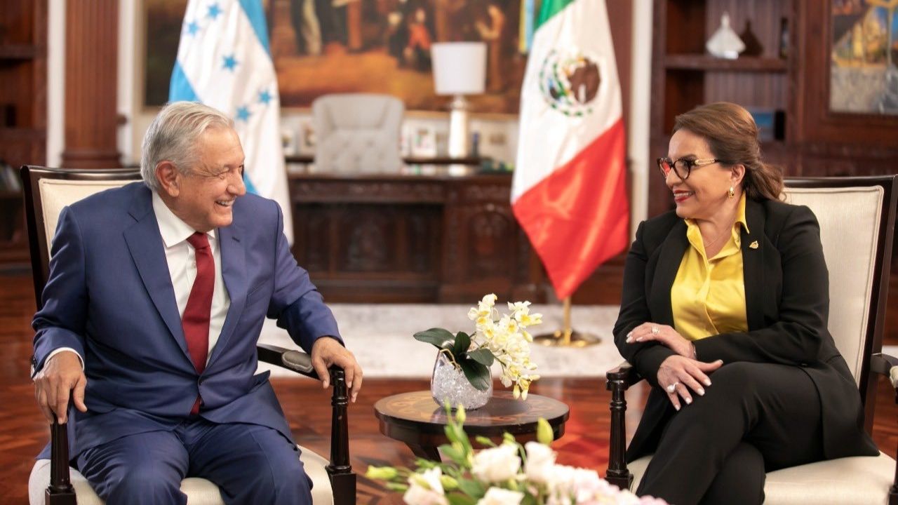 Presidente de México llega  Honduras para reunirse con presidente Xiomara Castro