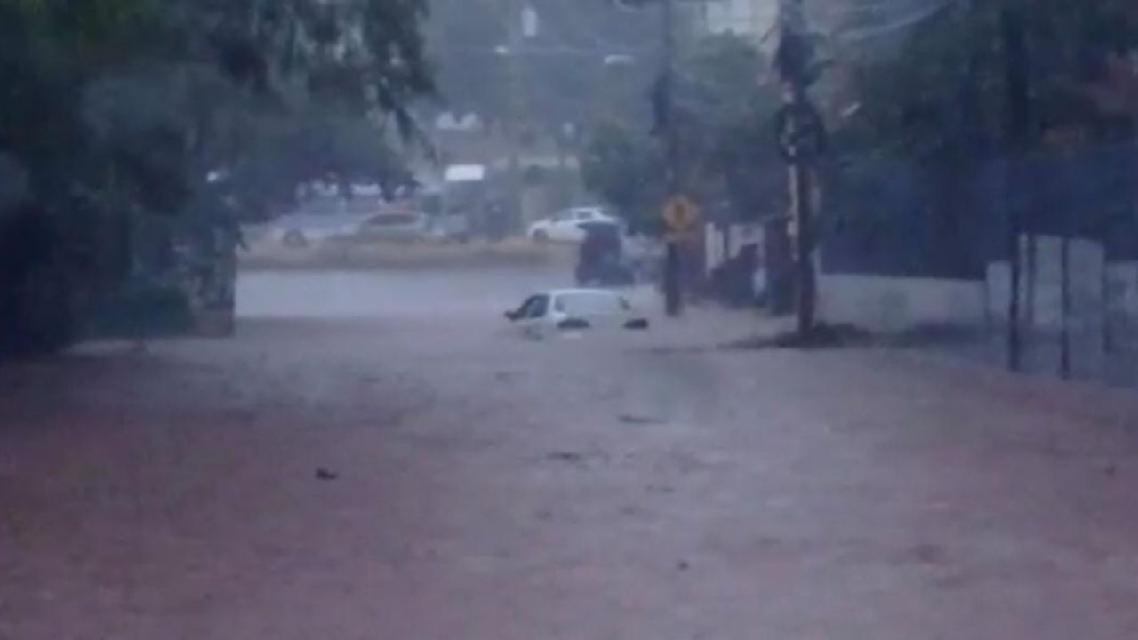 Rescatan a dos menores de la fuerte corriente de agua lluvia en Tegucigalpa